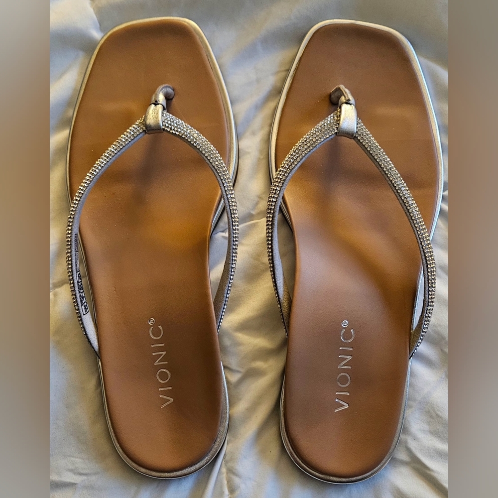 Vionic Vista Shine Flip Flop, Silver, Size 9.5, New Without Box